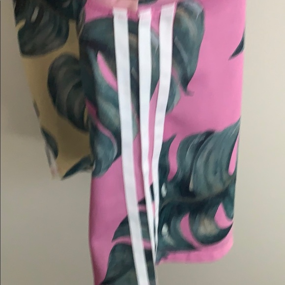 Adidas tops 🌸🌸🌺❤️❤️❣️❣️🦋🦋❤️ - Picture 3 of 4